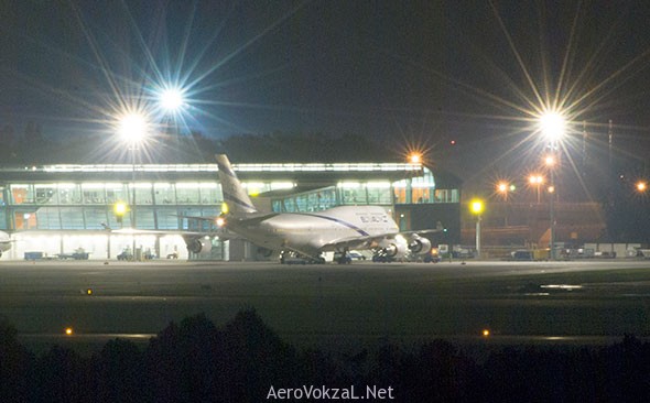 Боинг 747 с паломниками ночью в аэропорту Борисполь \ фото aerovokzal.net